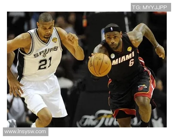 邓肯与姚明深情拥抱瞬间展现篮球友谊与传奇对决的感人时刻